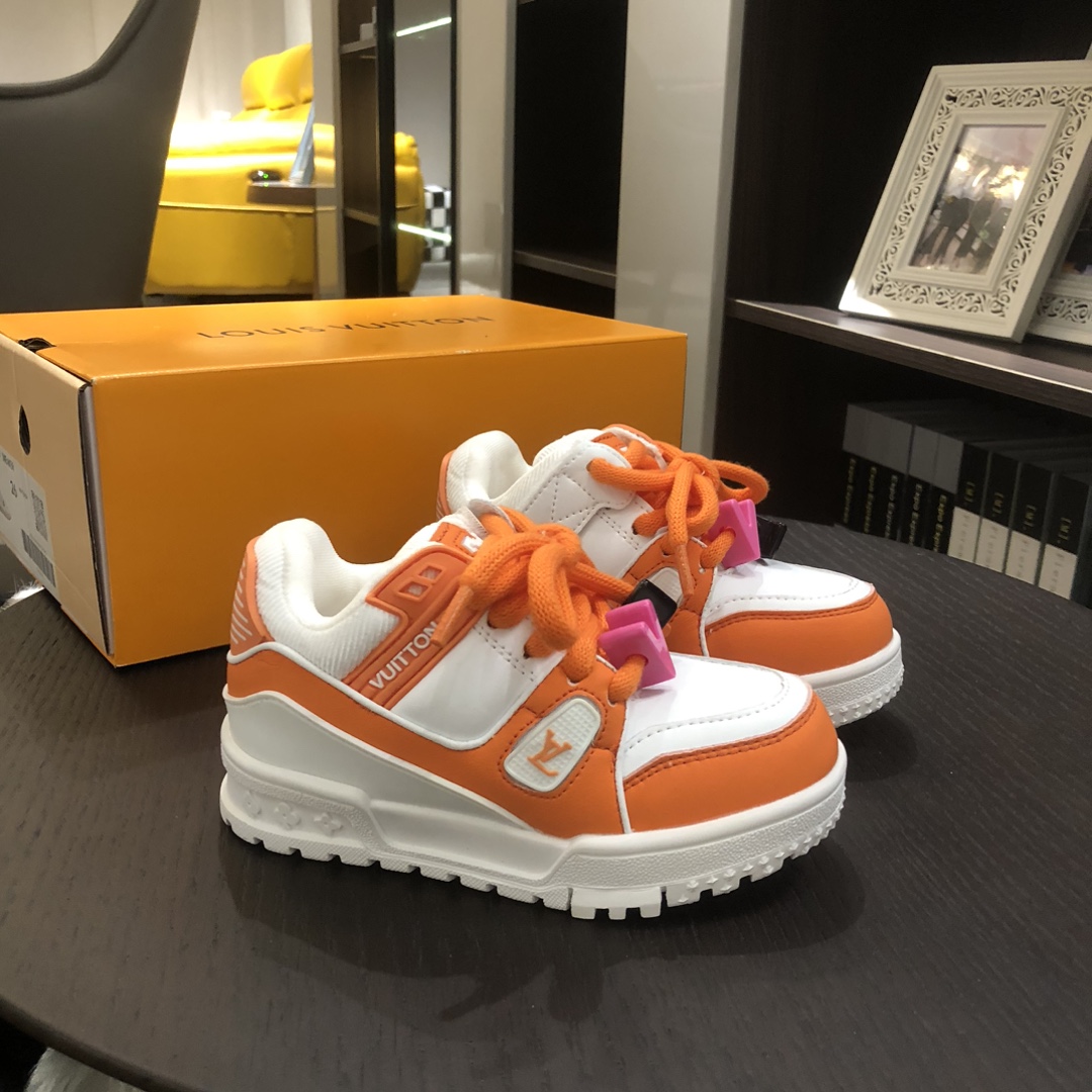 Children's shoes child
